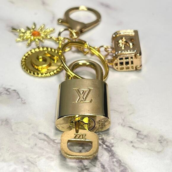 Louis Vuitton Lock and Key Set #304 with a Mini Bag Charm Keychain & Daisy Charm - Picture 1 of 4